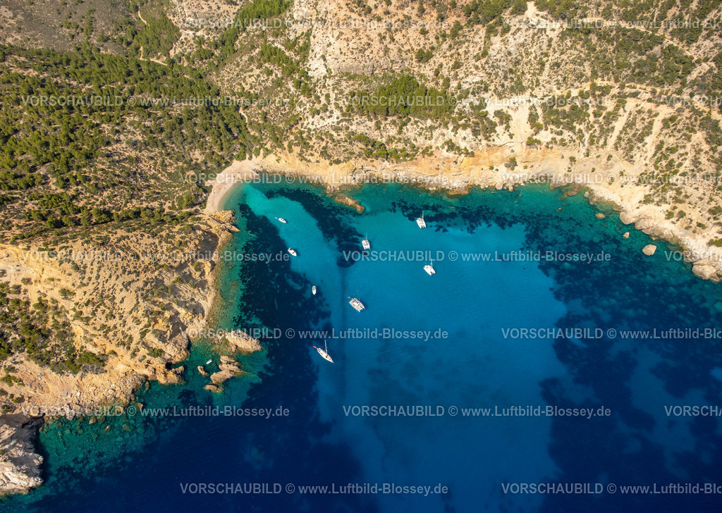Mallorca230600497N | Luftbild, Bucht mit Felsenstrand Cala D'Egos, Segelboote und Katamarane im tiefblauen Meer, Andratx, Balearen, Mallorca, Balearische Inseln, Spanien