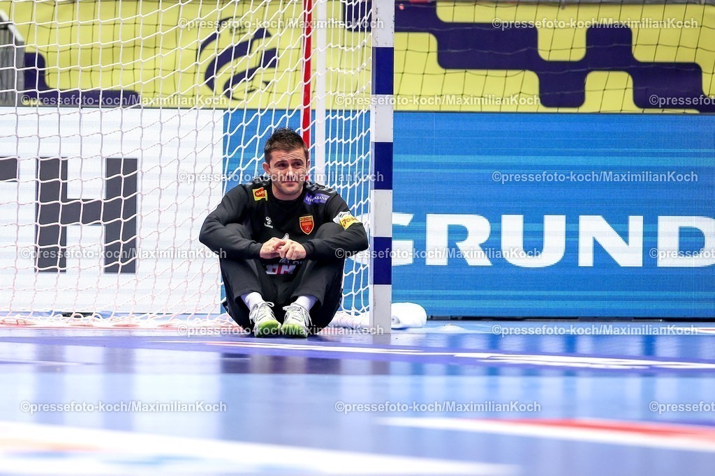 EHF18012601071 | 18.01.2026, Handball, Men's EHF EURO 2026, Portugal - Nordmazedonien, Jyske Bank Boxen in Herning, Dänemark, Preliminary Round:  Nikola Mitrevski (North Macedonia #01) enttäuscht Enttäuschung sitzt im Tor 