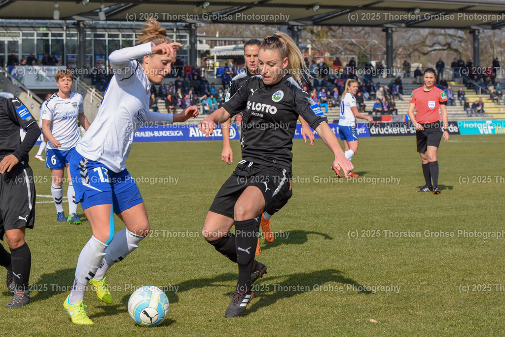 Fussball-BL Frauen 1. FFC Frankfurt vs. FF USV Jena | Karoline Heinze #13 (FF USV Jena), Sandvej Cecilie #3 (1.FFC Frankfurt); Fussball-BL Frauen 1. FFC Frankfurt vs. FF USV Jena, Fussball-Bundesliga Frauen am 25.03.2018 im Stadion am Brentanobad in Frankfurt/Main, (Deutschland) - Realisiert mit Pictrs.com