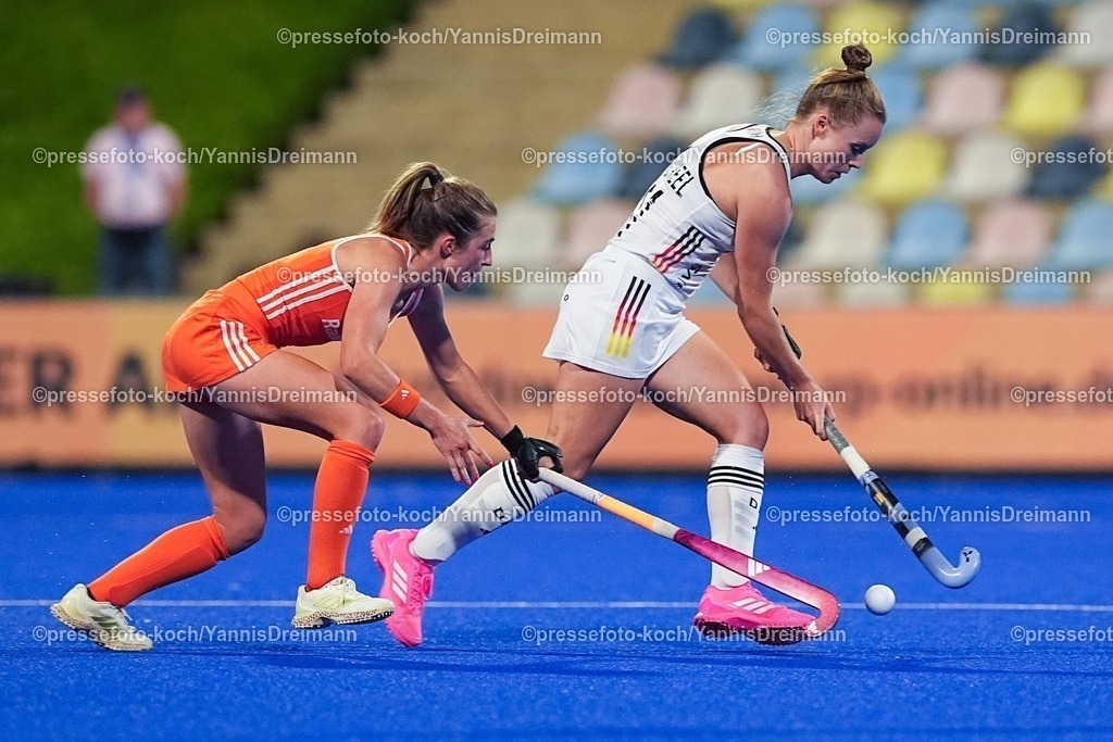 xydrx11082503019 | 11.08.2025, xydrx, Frauen EuroHockey Championship 2025, Gruppenphase, Gruppe A, Deutschland - Niederlande, Sparkassenpark Mönchengladbach: Xan de Waard (NED #7) Lena Micheel (GER #11)