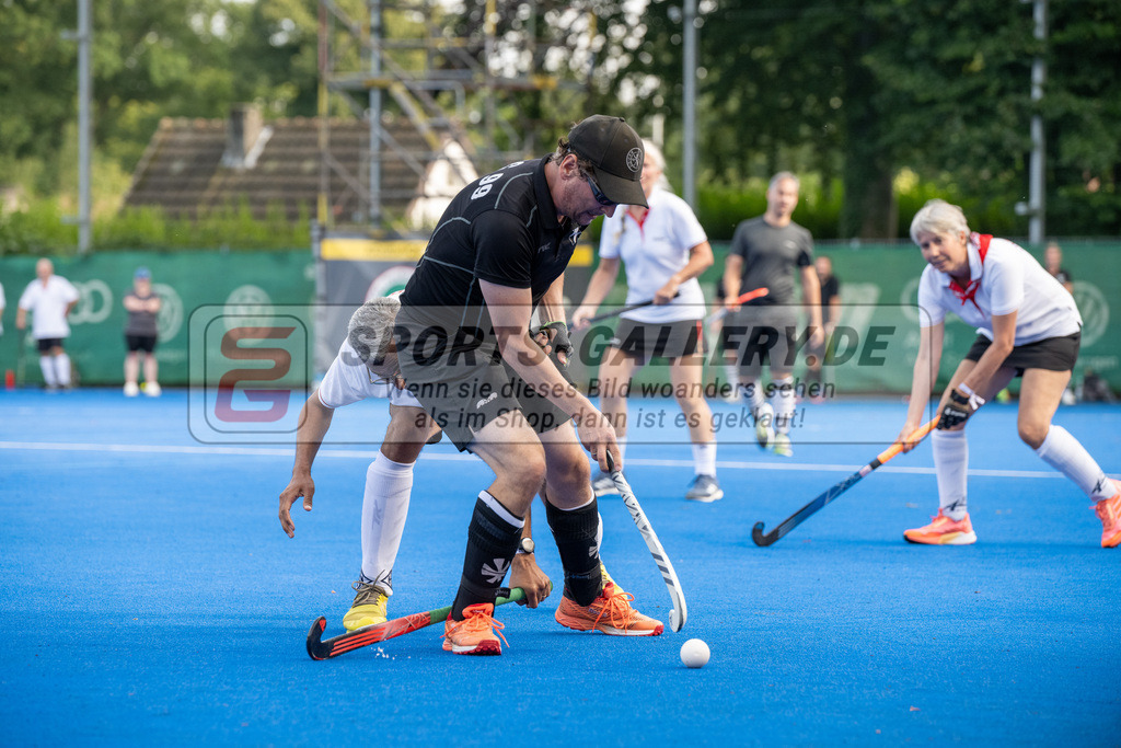 SFE_20240817_0124 | Krefeld, Deutschland, 17.08.2024:  European Cup for Recreational Hockey Players im KTHC Stadion Rot-Weiss Köln Tennis and Hockey Club am 17.08.2024 in Krefeld, Deutschland. (Foto von Stephan Fehrmann)Krefeld, Germany, 17.08.2024: European Cup for Recreational Hockey Players in KTHC Stadion Rot-Weiss Köln Tennis and Hockey Club at 17.08.2024 in Krefeld, Deutschland. (Foto from Stephan Fehrmann)