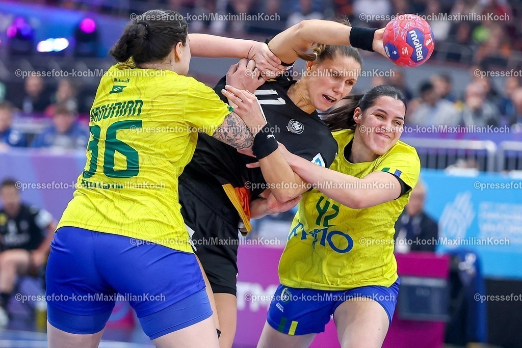 IHF09122502019 | 09.12.2025, Handball WM Frauen, Viertelfinale, Deutschland - Brasilien, 27th IHF Women's Handball World Championship, Westfalenhalle Dortmund: Xenia Smits (GER #11) im Zweikampf gegen  Marcela Arounian (Brasilien #36) Jhennifer Lopes (Brasilien #42) 