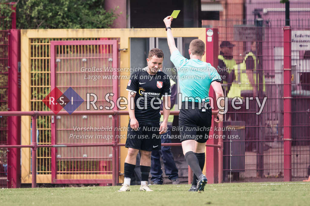 RS-1-045907 | Alexander Roppelt (Schiedsrichter) zeigt Vladislav Cherny (#15, Havelse) die gelbe Karte.