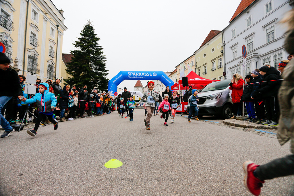 AW_20231231awmac-10 | WELS, 31.12.2023, Sparkasse Silvesterlauf Wels 2023 , Image shows: Photo: WAPICS / Andreas Willdoner