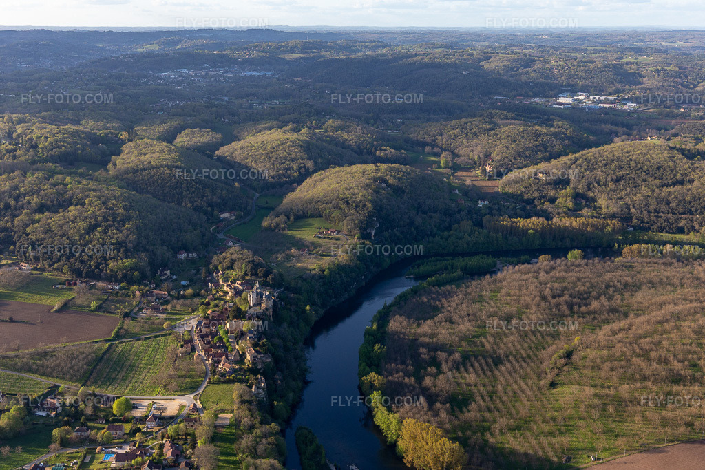 Aerial view: Montfort in Vitrac in the state Dordogne, France. – Photo: IMG_113589.jpg taken on 04/16/2019 by Werner Riehm/FLY-FOTO.com – Resolution of the original: 5472 x 3648 px