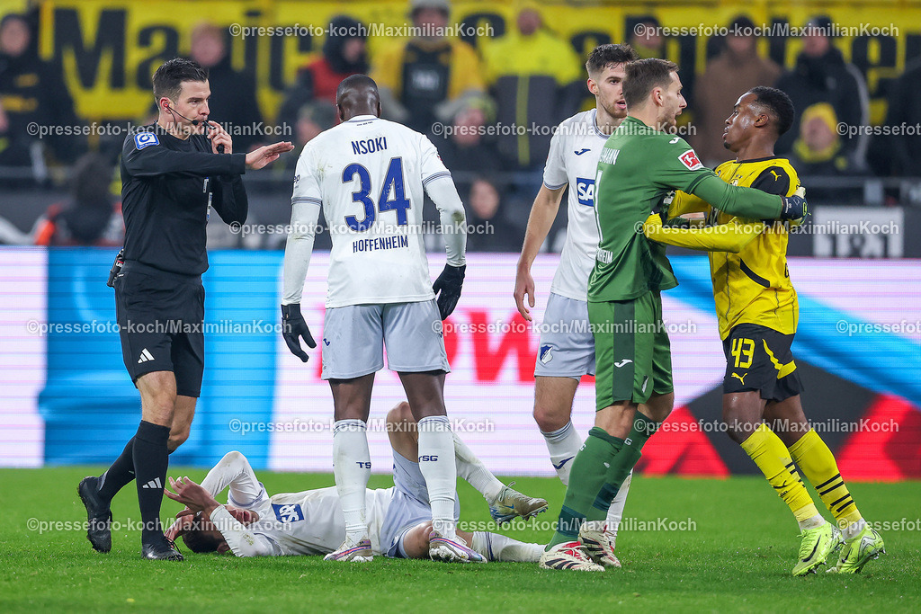 BVB15122401073 | 15.12.2024, Fußball, Borussia Dortmund - TSG 1899 Hoffenheim, 1. Fußball Bundesliga, 14. Spieltag, Signal Iduna Park, Saison 2024 2025: Jamie Gittens (BVB #43) Gelbe Karte neben Torwart Oliver Baumann (Hoffenheim #1) nach Rangelei auf dem Platz DFB regulations prohibit any use of photographs as image sequences and or quasi-video.