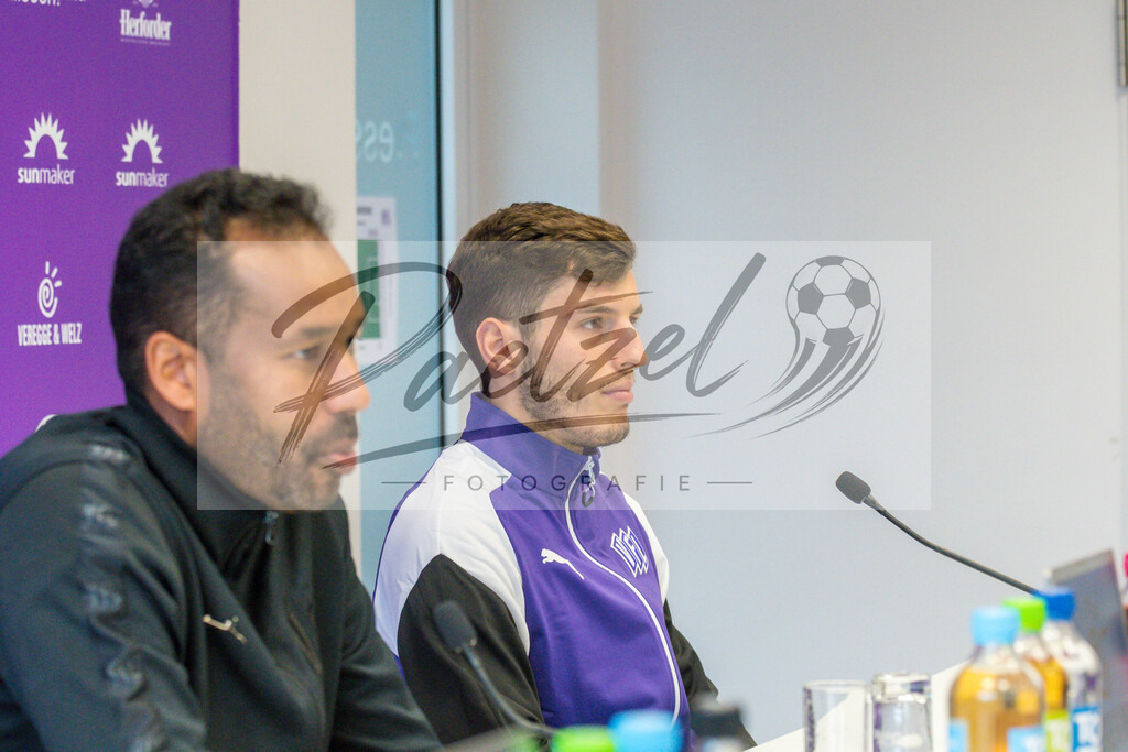 20200219_PKOSNA_0010 | Fussball, Herren: Trainer Daniel Thioune (VfL Osnabrueck) und Bashkim Ajdini (VfL Osnabrueck) schauen waehrend der Pressekonferenz des VfL Osnabrueck im Presseraum des Stadion an der Bremer Bruecke am 19.02.2020 in Osnabrueck, Deutschland. - Realisiert mit Pictrs.com