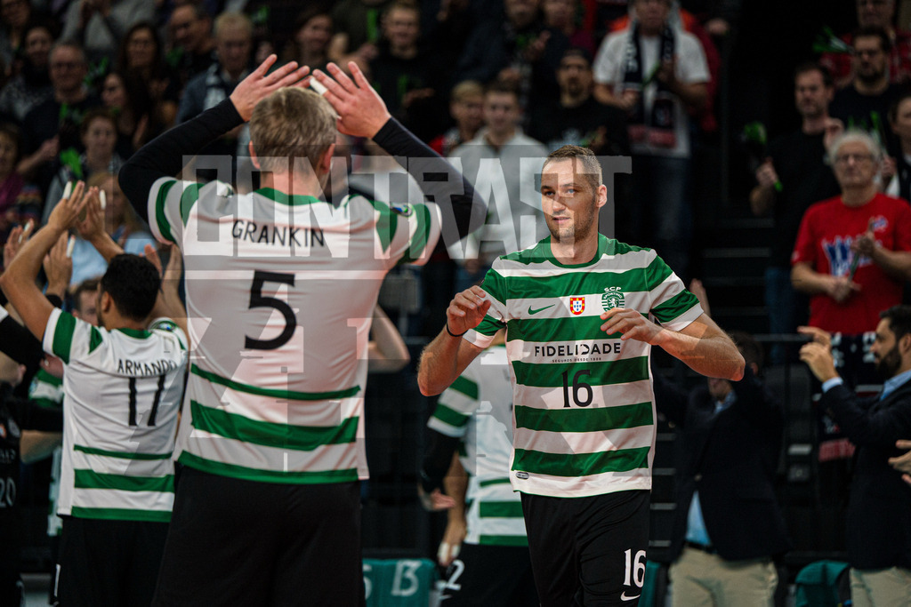 Volleyball I Herren I Saison 2025/2026 I CEV Champions League I CLVM69 I SVG Lüneburg - Sporting CP Lisboa | Jan Pokeršnik (16, Sporting CP Lisboa) beim Einlaufen vor Sergey Grankin (5, Sporting CP Lisboa) - Realisiert mit Pictrs.com