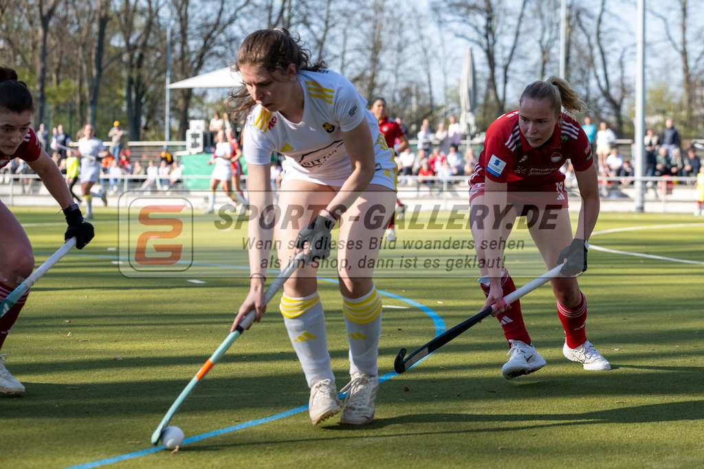 SFE_20260322_0102 | Köln, Deutschland, 22.03.26: Feldhockey 1. Bundesliga Damen zwischen Rot-Weiss Köln - Harvestehuder HTC im REWE Sportpark am 22.03.2026 in Köln, Deutschland. (Foto von Stephan Fehrmann)Köln, Germany, 22.03.26: Feldhockey 1. Bundesliga Damen between Rot-Weiss Köln - Harvestehuder HTC in REWE Sportpark at 22.03.2026 in Köln, Deutschland. (Foto from Stephan Fehrmann)