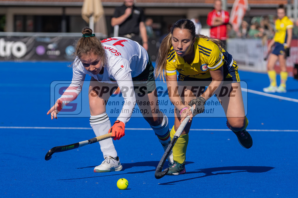 HK_20221008_100402 | 2. Bundesliga Damen Crefelder HTC - Eintracht Braunschweig  am 8.10.2022 Crefelder HTC, Krefeld , Lourdes Estigarria ( Eintracht Braunschweig #25 ) , Schneider Johanna ( Crefelder HTC #14 )