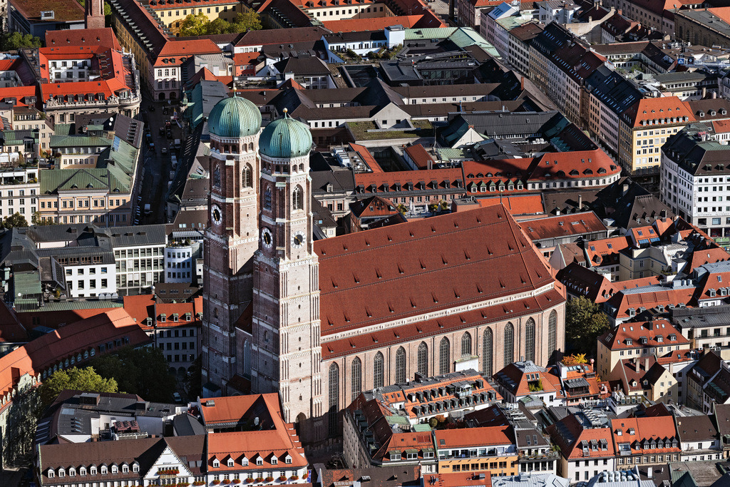 dr__0054007.jpg | MüNCHEN 07.10.2024 Frauenkirche im Altstadt- Zentrum von München im Bundesland Bayern. Der dreischiffige spätgotische Backsteinbau steht neben dem Neuen Rathaus und ist ein bedeutendes Wahrzeichen der Landeshauptstadt. Der Dom zu Unserer Lieben Frau ist auch als Liebfrauendom bekannt. Auf dem Bild sind  Gerüste am Südturm zur Sanierung zu sehen. Weiterführende Informationen bei: SGM-Stahlrohrgerüstbau München GmbH,  Staatliches Bauamt München 1. // Church building of the Frauenkirche in the old town in Munich in the state Bavaria, Germany. Further information at: SGM-Stahlrohrgeruestbau Muenchen GmbH,  Staatliches Bauamt Muenchen 1. Foto: Daniel Reiter