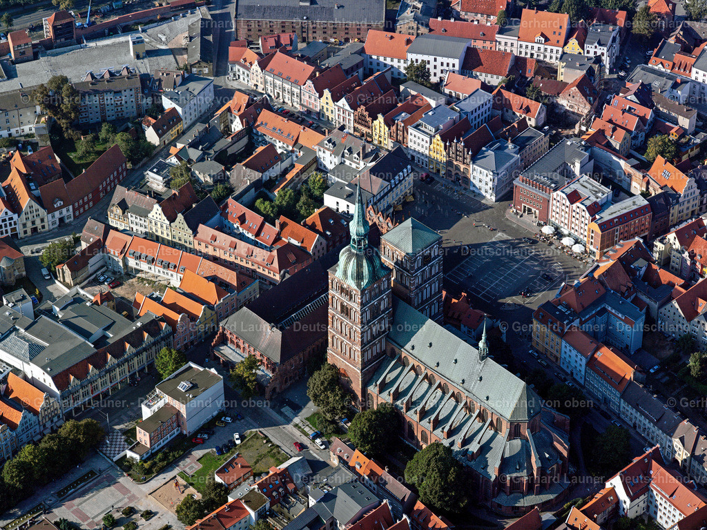 2581120 | STRALSUND 2005 Kirchengebäude der Sankt Nikolai -Gemeinde im Ortsteil Andershof in Stralsund im Bundesland Mecklenburg-Vorpommern. Weiterführende Informationen bei: Ev. Kirchengemeinde St. Nikolai,  Hansestadt Stralsund. // church building Sankt Nikolai -Gemeinde in the district Andershof in Stralsund in the state Mecklenburg - Western Pomerania. Further information at: Ev. Kirchengemeinde St. Nikolai,  Hansestadt Stralsund. Foto: Gerhard Launer