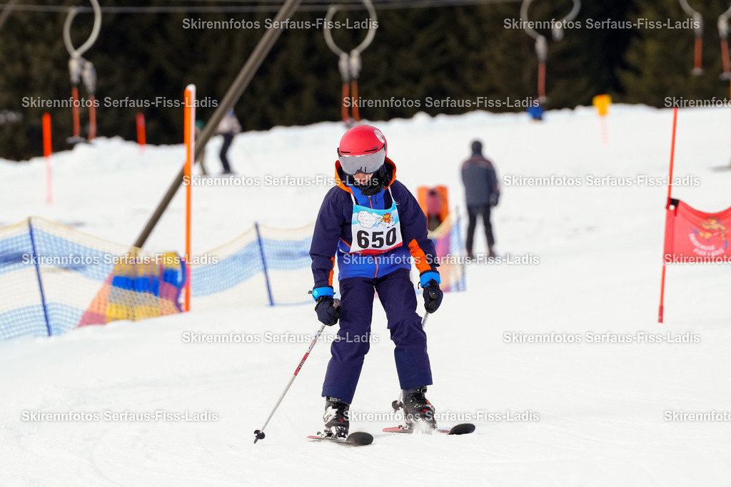SRF_02.01.2026_1149 | Skirennfotos,Serfaus,Fiss,Ladis,Kinderskirennen,Winter,Tirol,Oberland,skirace,SFL,feelfree,weil wir's genießen,ski,Ski,skifahren,Sonnenplateau, - Realisiert mit Pictrs.com