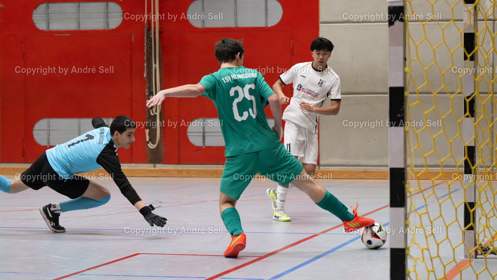 20250118_6890 | 21. A-Jugend-Turnier des VfR Neumünster um den KulturLokschuppen-Pokal 2025, VF 2 - Eckernförder SV (weiss) vs. TSV Klausdorf (grün), Vu Nguyen (Eckernförde #11) / Smbat Melkonyan (Klausdorf #1) &amp; Bryan Palm (Klausdorf #25) - Realisiert mit Pictrs.com