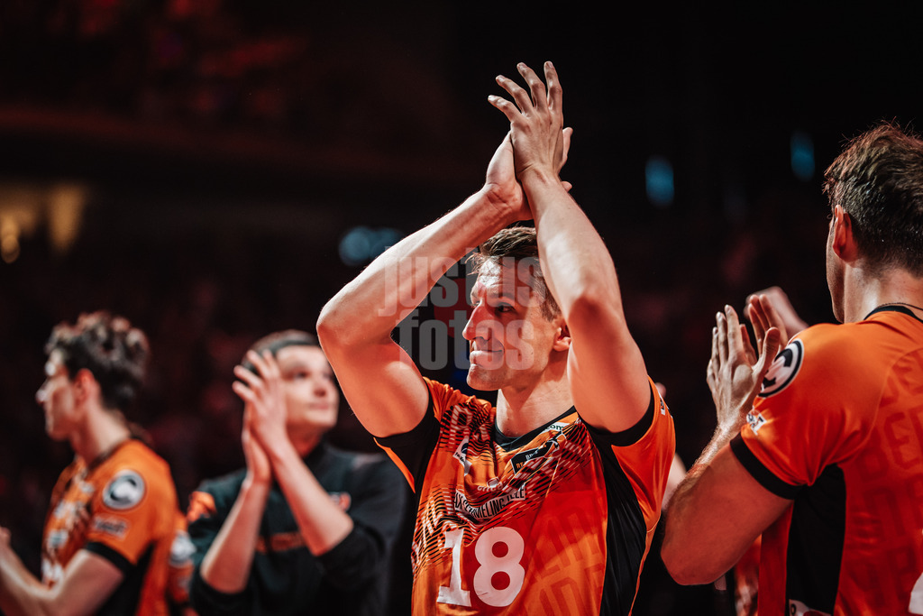 Volleyball | Herren | Saison 2024/2025 | 1. Volleyball Bundesliga Männer | Finale | BERLIN RECYCLING Volleys vs. SVG Lüneburg | 03.05.2025 | Florian Krage (#18, Berlin Recycling Volleys) applaudiert den Fans