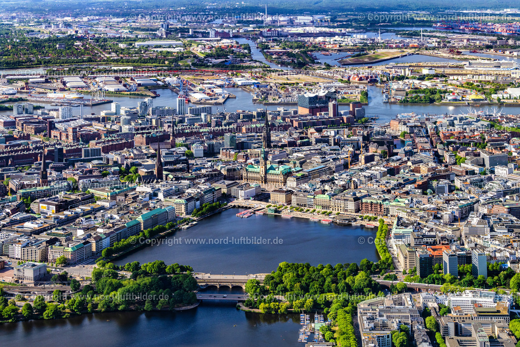 Hamburg_Mitte_Alster_ELS_2895240525 | HAMBURG 24.05.2025 Stadtzentrum entlang der Alsterfleet - Rödingsmarkt im Innenstadtbereich in Hamburg. // The city center in the downtown are in Hamburg in Germany. Foto: Martin Elsen