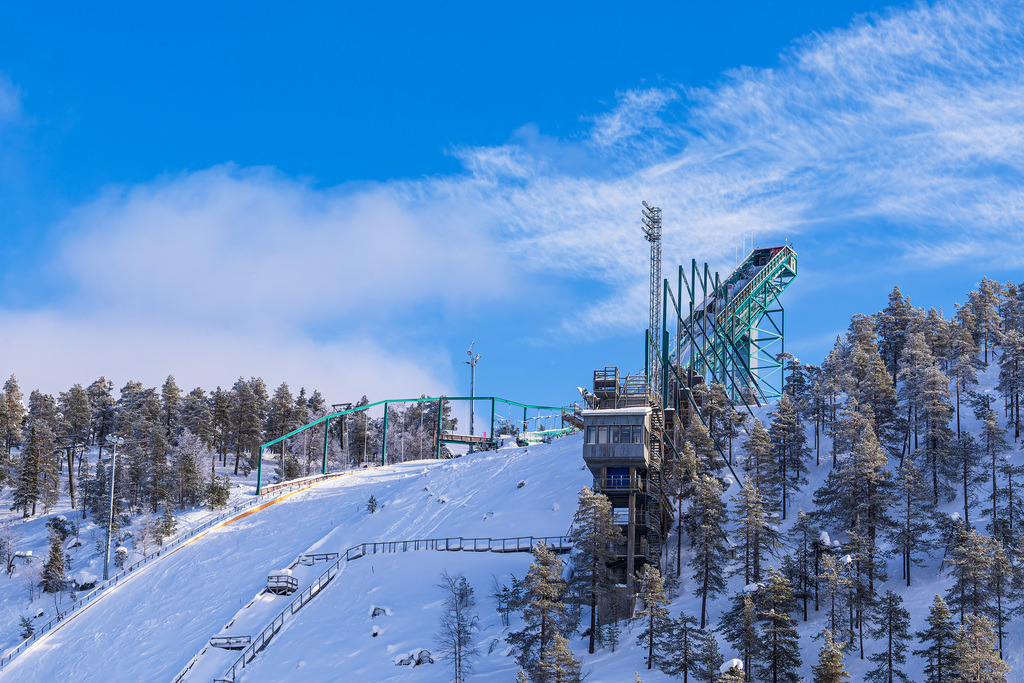 Landschaft mit Schnee und Skisprungschanze im Winter in Ruka, Finnland | Landschaft mit Schnee und Skisprungschanze im Winter in Ruka, Finnland.