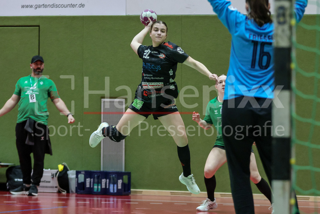 Handball, 2. Bundesliga Frauen, SV Werder Bremen - HL Buchholz 08-Rosengarten | v.li.: Lucia Kollmer (HL Buchholz 08-Rosengarten, 22) beim Wurf, am Ball, Spielszene, Aktion, Action