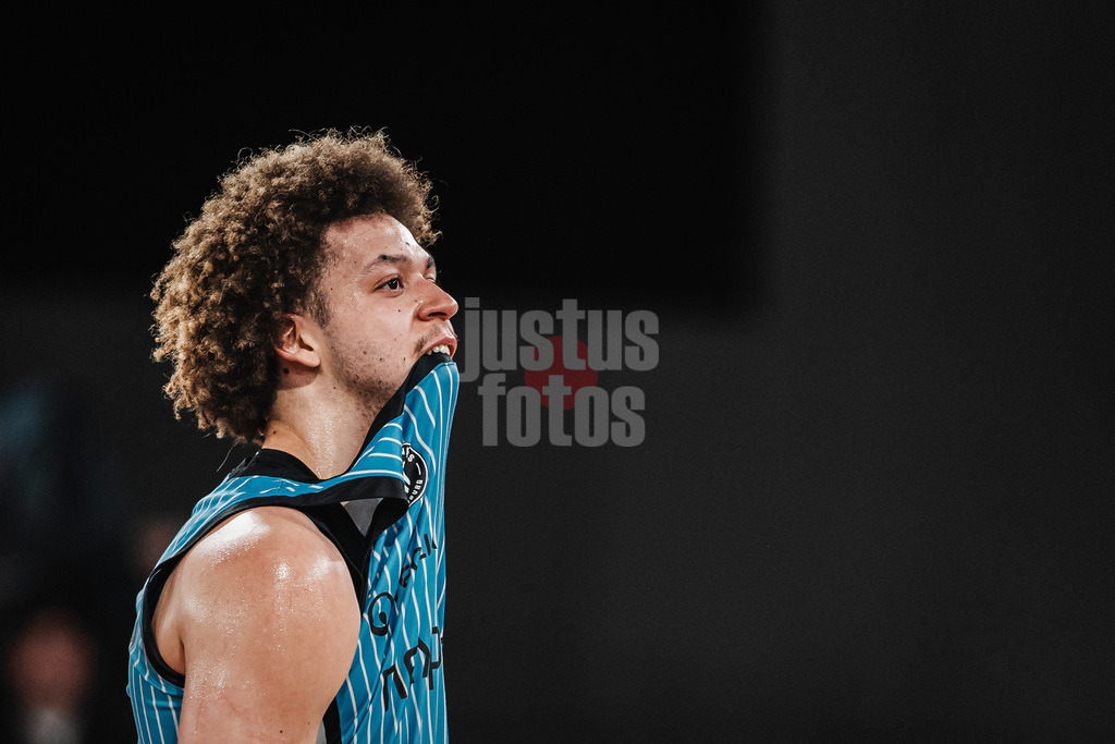 Basketball | Männer | Saison 2025/2026 | easyCredit Basketball Bundesliga | 13. Spieltag | Veolia Towers Hamburg vs. Rostock Seawolves | 22.04.2026 | Zacharie Perrin (#52, Veolia Towers Hamburg) beißt in sein Trikot
