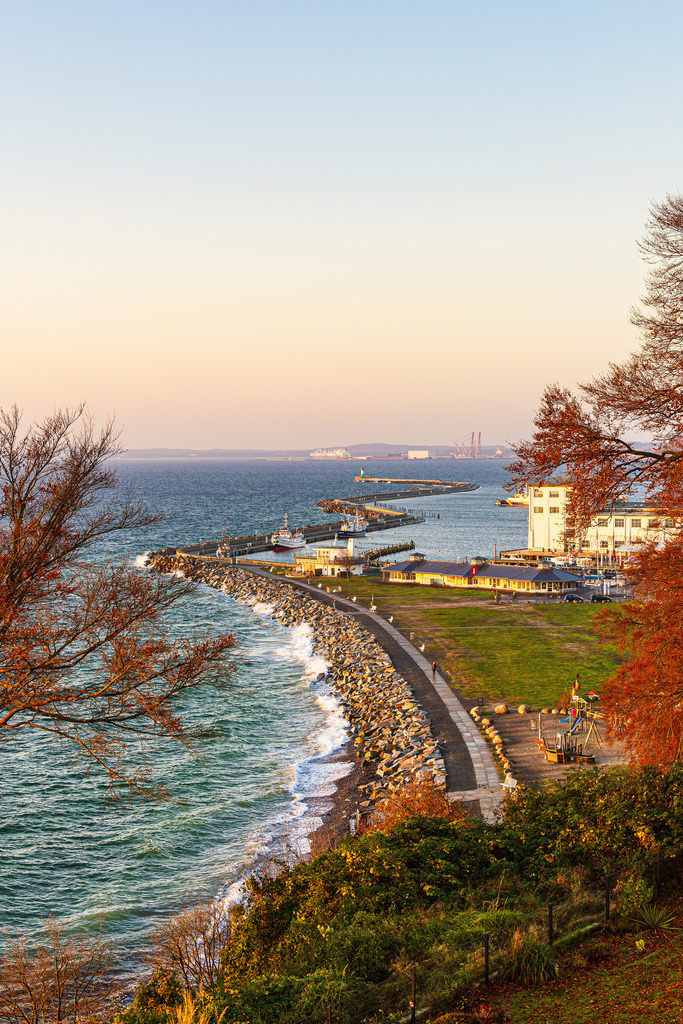 Promenade und Mole im Herbst in der Stadt Sassnitz auf der Insel Rügen | Promenade und Mole im Herbst in der Stadt Sassnitz auf der Insel Rügen.