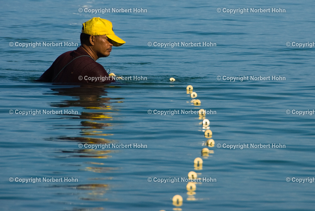 Reisefotografie - Thailand - Phuket | Fischer am Mai Khao Beach auf der thailändischen Urlaubsinsel Phuket. - Realisiert mit Pictrs.com