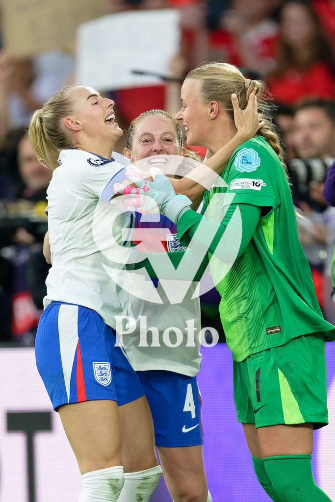 England v Spain - UEFA Women's EURO 2025 Final | BASEL, SWITZERLAND - JULY 27:  Chloe Kelly of England and Hannah Hampton of England celebrate after winning WEURO 2025 during the UEFA Women's EURO 2025 Final match between England and Spain at St. Jakob-Park on July 27, 2025 in Basel, Switzerland. (Photo by Giuseppe Velletri/Sports Press Photo/Getty Images)