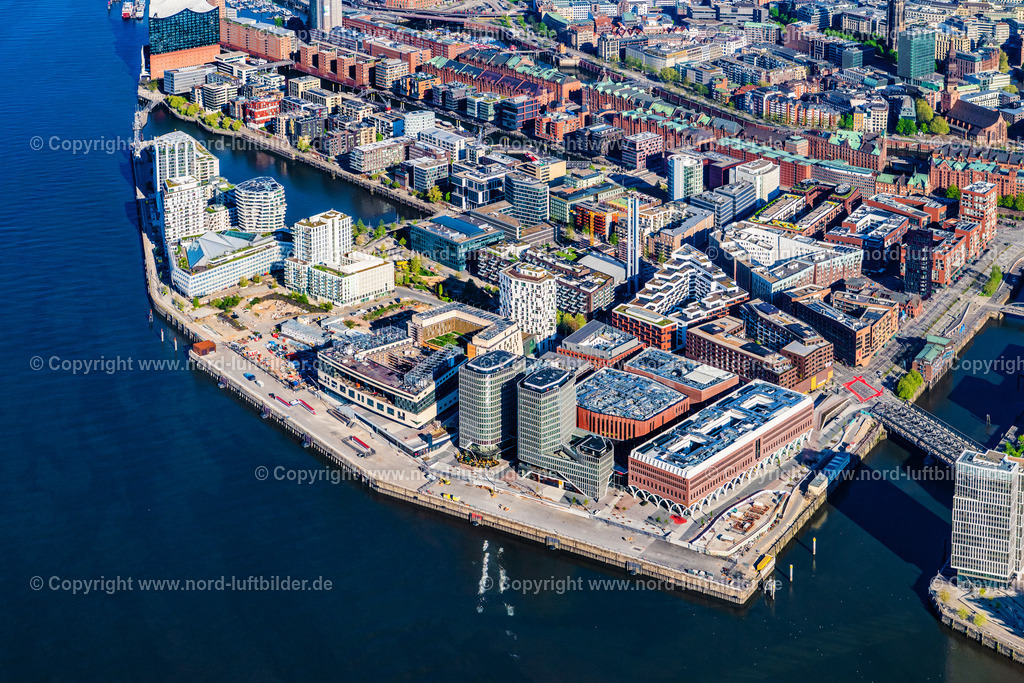 Hamburg_Standtorkai_Hafencity_ELS_0777270425 | HAMBURG 27.04.2025 Gebäudekomplexedes am Überseequartier am Chicagokai - Osakaallee im Bereich des ehemaligen Grasbrooks im Ortsteil Hafencity in Hamburg, Deutschland. Weiterführende Informationen bei: CHRISTIAN DE PORTZAMPARC,  Depenbrock Bau GmbH & Co. KG,  F + Z Baugesellschaft, Zweigniederlassung der Hecker Bau GmbH & Co. KG,  Stump-Franki Spezialtiefbau GmbH,  Unibail-Rodamco Germany GmbH,  Unibail-Rodamco ÜSQ Süd Quartiersmanagement GmbH. // Building complex at the Ueberseequartier on Chicagokai - Osakaallee in the area of the former Grasbrook in the Hafencity district of Hamburg, Germany. Further information at: CHRISTIAN DE PORTZAMPARC,  Depenbrock Bau GmbH & Co. KG,  F + Z Baugesellschaft, Zweigniederlassung der Hecker Bau GmbH & Co. KG,  Stump-Franki Spezialtiefbau GmbH,  Unibail-Rodamco Germany GmbH,  Unibail-Rodamco UeSQ Sued Quartiersmanagement GmbH. Foto: Martin Elsen