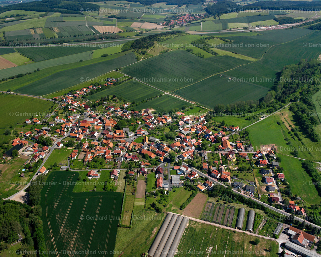 2634045 | KIRCHGANDERN 09.06.2006 Landwirtschaftliche Nutzflächen und Feldgrenzen  umsäumen das Siedlungsgebiet des Dorfes in Kirchgandern im Bundesland Thüringen, Deutschland // Agricultural land and field boundaries surround the settlement area of the village  in Kirchgandern in the state Thuringia, Germany Foto: Gerhard Launer