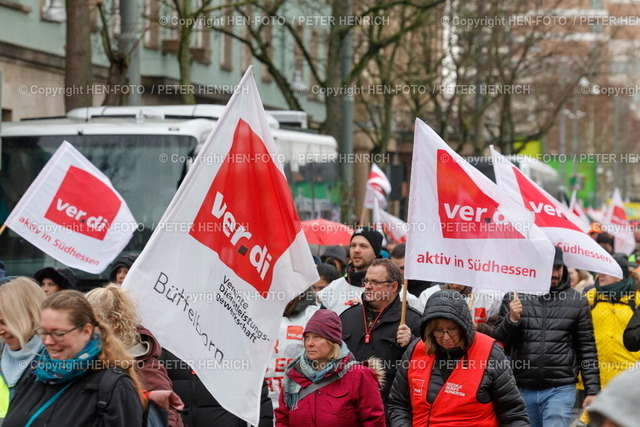 Warnstreik öffentlicher Dienst | 26.02.2025 Demonstration vom Hauptbahnhof in Darmstadt bei Regen zur Kundgebung auf dem Friedensplatz von über tausend  Beschäftigten im öffentlichen Dienst nach Aufruf der Gewerkschaft VERDI nach gescheiterten zweiten Verhandlungsrunde (Foto: Peter Henrich) - Realisiert mit Pictrs.com