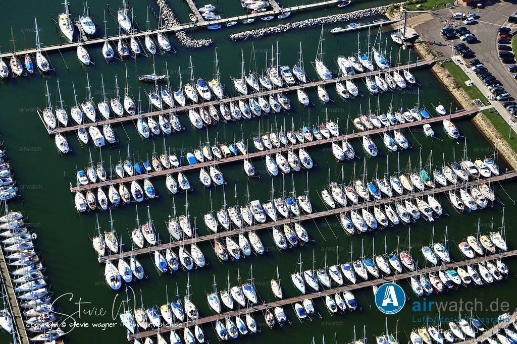 Luftbild Yachthafen Massholm - Die Ansteuerung erfolgt von der Ansteuerungstonne 15/Maasholm2 | Die Ansteuerung erfolgt von der Ansteuerungstonne 15/Maasholm2 aus nordwärts in die Einfahrt des Yacht- und Fischereihafens, die nachts beleuchtet ist. Der Hafen ist Teil einer Gemeinde, die mehrfach mit dem Preis „Unser Dorf soll schöner werden“ ausgezeichnet wurde und heute vor allem durch den Tourismus als Einnahmequelle an Bedeutung gewinnt.