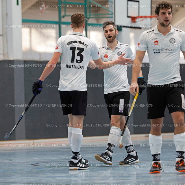 20230128-4730-hockey-tecda-duerkheim-HEN-FOTO | 28.01.2024 Hallenhockey 2. Regionalliga Süd Herren Saison 2023 2024 TEC Darmstadt - Dürkheimer HC (7:7) v. li. gratuliert Nico Mayrhöfer (13 Dürkheim) dem Torschützen Marius Behret (19 Dürkheim) (Foto: Peter Henrich) - Realisiert mit Pictrs.com