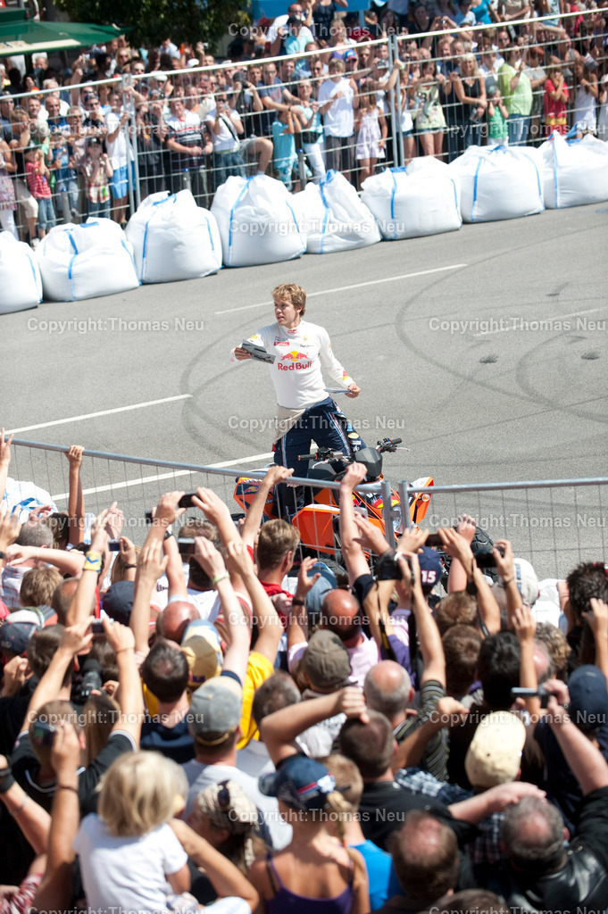 _DSC7137 | Sebastian Vettel beim spektakulären „Home Run“ in Heppenheim: Der Formel-1-Weltmeister fährt im Red-Bull-Rennwagen über die zur Rennstrecke umfunktionierte B3 in seiner Heimatstadt. Tausende Fans feiern ihren Lokalhelden.