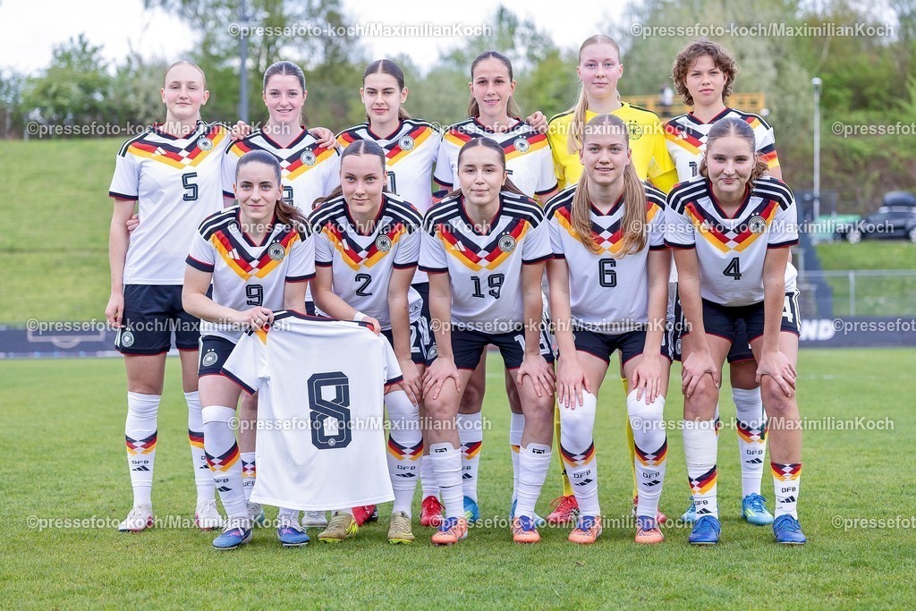 DFB16042601006 | 16.04.2026, Essen, Fußball, UEFA Womens UNDER 19 Championship qualification, Germany - France, Stadion Uhlenkrug, Saison 2025 / 2026: Gruppenbild Mannschaftsbild Startelf Deutschland  DFB regulations prohibit any use of photographs as image sequences and or quasi-video.