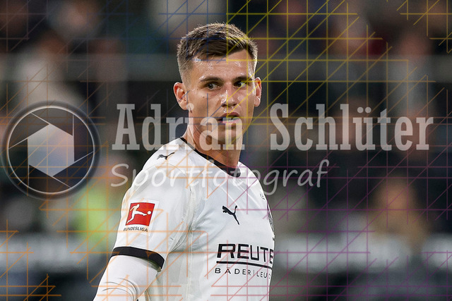 Borussia Mönchengladbach vs SC Freiburg - Bundesliga  | Mönchengladbach, Deutschland, 05.10.25:   Yannik Engelhardt (Borussia Mönchengladbach) schaut waehrend des Spiels der Bundesliga zwischen Borussia Mönchengladbach vs SC Freiburg im Stadion im Borussia Park(Foto von Brauer-Fotoagentur / Adrian Schlueter)