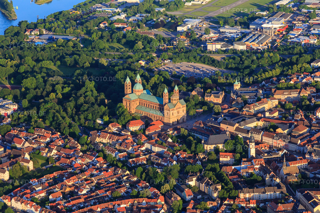 Luftbild: Dom zu Speyer am Abend aus Nordwesten in Speyer im Bundesland Rheinland-Pfalz in Deutschland. – Foto: IMG_100866.jpg vom 10.06.2017 durch Werner Riehm/FLY-FOTO.de – Auflösung des Originals: 5472 x 3648 px – Dom zu Speyer