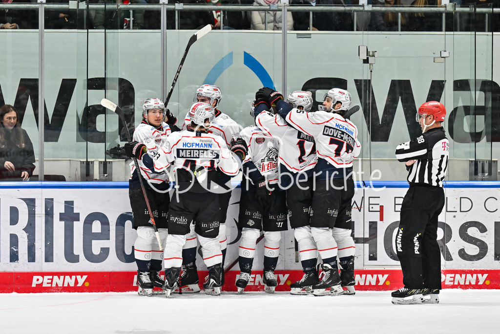 Augsburger Panther - Nürnberg Ice Tigers | AUGSBURG, GERMANY - 23. DECEMBER: Jubel der Gäste nach dem 2-3 Siegtreffer in der Overtime durch Brett MURRAY (Nürnberg Ice Tigers 81) / Tor / Torschuetze / Freude / Happy während dem Match zwischen den Augsburger Panthern und den Nürnberg Ice Tigers am 31. Spieltag der Penny DEL im Curt Frenzel Stadion