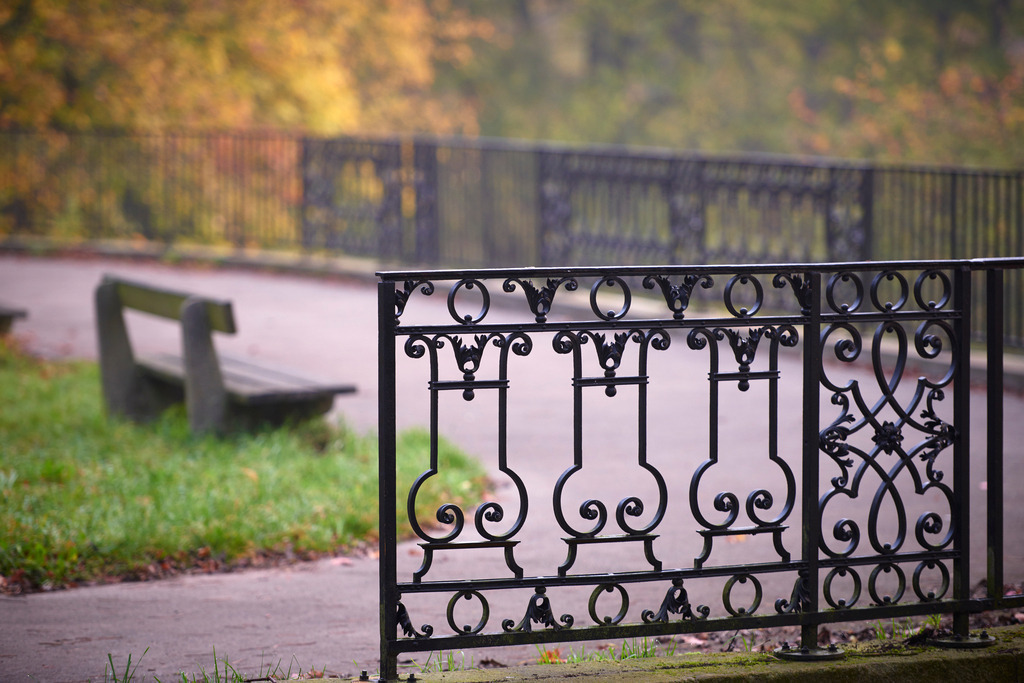 Parkbank auf Aussichtsplatz | Wien, Austria - November 01, 2014: Parkbank auf Aussichtsplatz. - Realisiert mit Pictrs.com