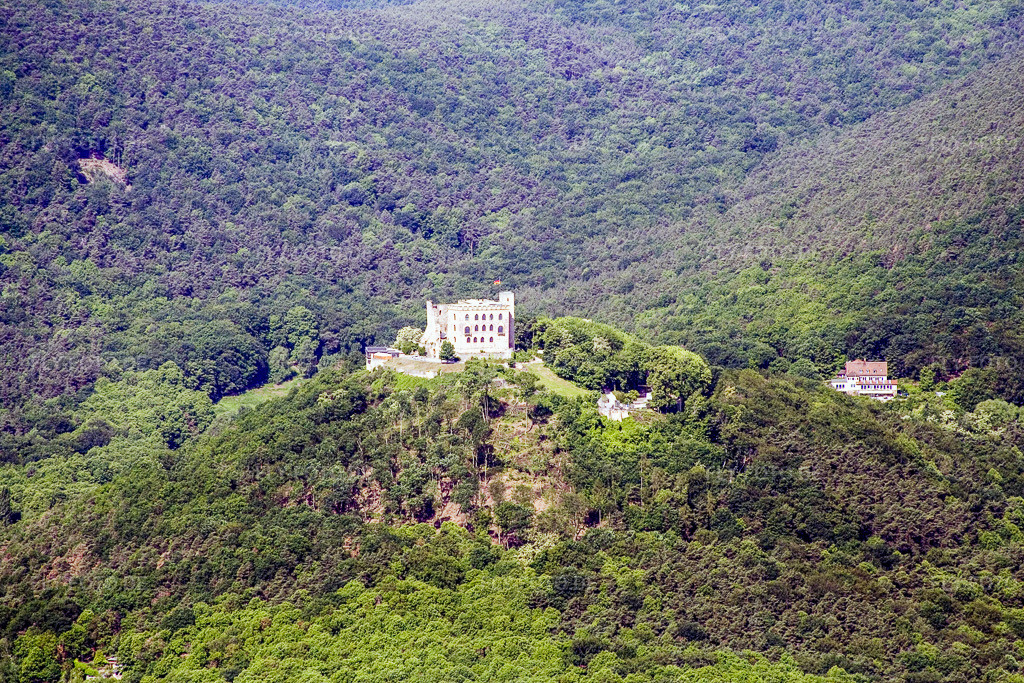 Luftbild: Hambacher Schloss im Ortsteil Hambach an der Weinstraße in Neustadt im Bundesland Rheinland-Pfalz in Deutschland. Foto: IMG_2169.jpg vom 03.06.2006 durch Werner Riehm/FLY-FOTO.de