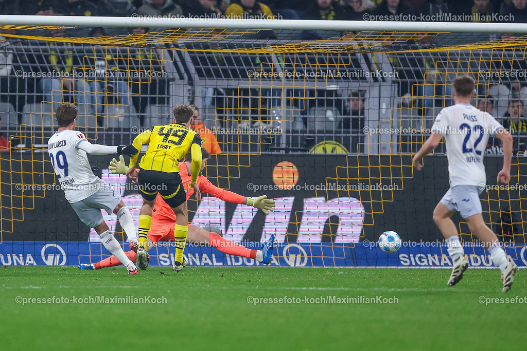 BVB15122401091 | 15.12.2024, Fußball, Borussia Dortmund - TSG 1899 Hoffenheim, 1. Fußball Bundesliga, 14. Spieltag, Signal Iduna Park, Saison 2024 2025: Torschütze Jacob Bruun Larsen (Hoffenheim #29) behauptet sich gegen Yannik Luka Lührs (BVB #49) und trifft beim Torschuss zum 1:1 Ausgleich Tor.DFB regulations prohibit any use of photographs as image sequences and or quasi-video.