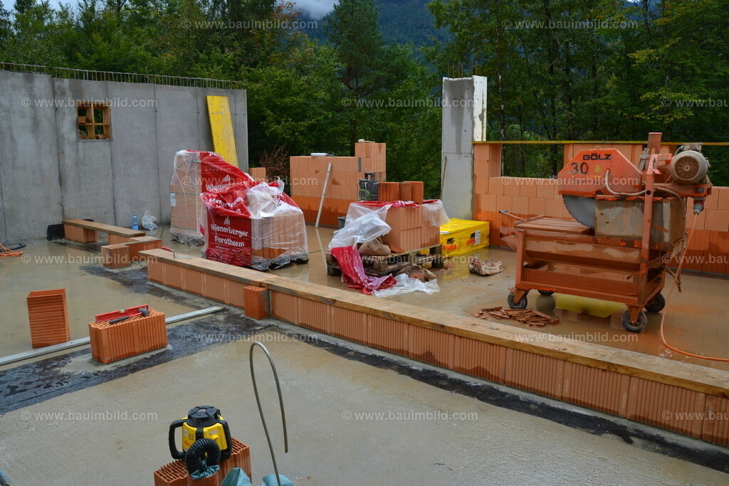 Mauerarbeiten Ziegelmauerwerk | Mauerwerk aus Ziegeln zwischen Betonwand und Betonstütze,  mit Ziegelschneidmaschine