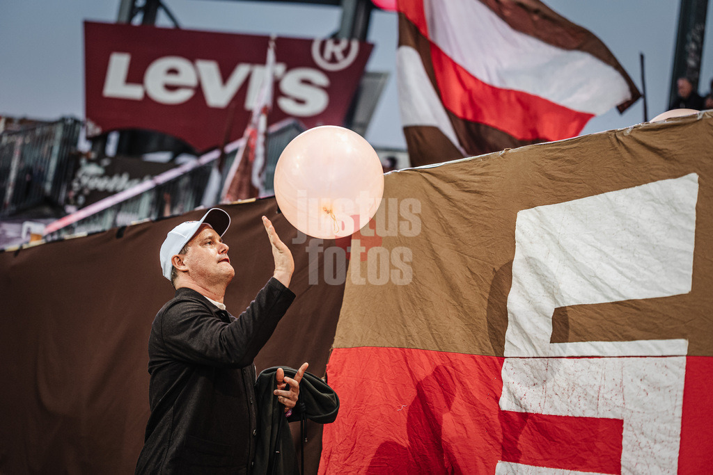 Fußball | Männer | Saison 2025/2026  | Fußball-Bundesliga | 30. Spieltag | FC St. Pauli vs. 1. FC Köln | 17.04.2026 | Oke Göttlich (Präsident FC St. Pauli) mit einem Luftballon