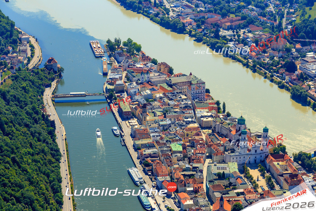 Die Luftaufnahme Donaulaende - Passau wurde 2017 mittels Flugzeug (keine Drohne) erstellt. Perfekte Schärfe und Druck- Auflösung- Garantiert!