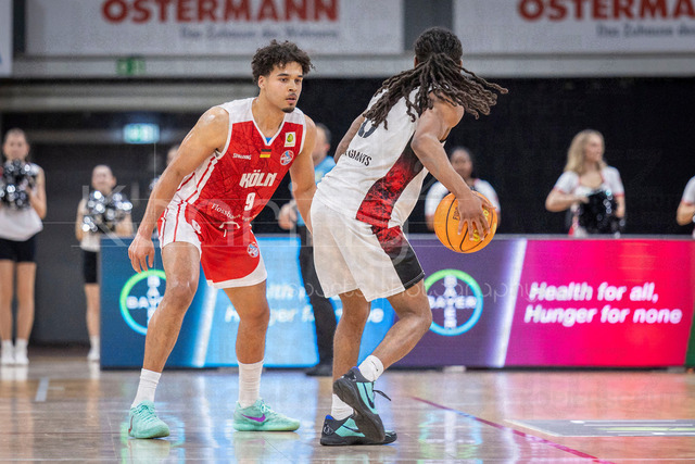 Barmer 2. Basketball Bundesliga ProA: Bayer Giants Leverkusen vs. RheinStars Koeln, 04.04.26 | Leverkusen, 04.04.26 - Maximilian Begue (RheinStars Köln, 9) und Donte Nicholas (Bayer Giants Leverkusen, 15) während des Spiels der Barmer 2. Basketball Bundesliga ProA: Bayer Giants Leverkusen vs. RheinStars Koeln in der Ostermann Arena in Leverkusen.