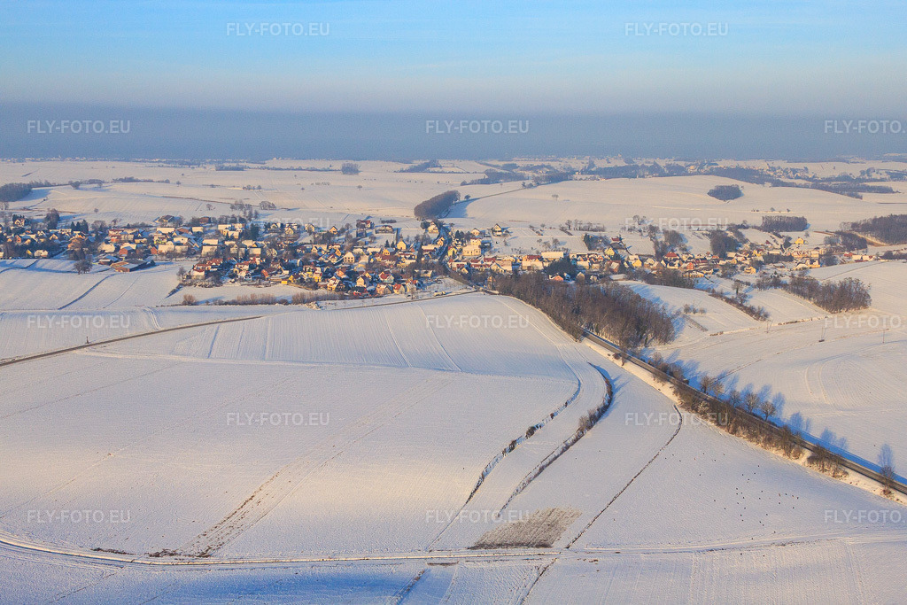 Vue aérienne: Vue de la ville depuis le sud en hiver, sous la neige à Wintzenbach dans le département Bas Rhin, France – .Photo: IMG_36645.jpg prise le 05/01/2011 par Werner Riehm/FLY-FOTO.eu – Résolution de l'original: 4752 x 3168 px