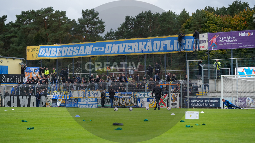 Fußball, Herren, Saison 2025/2026, Regionalliga Nordost, 11. Spieltag, FSV 63 Luckenwalde vs. FC Carl-Zeiss Jena, Samstag 05.10.2025, Werner-Seelenbinder-Stadion Luckenwalde, | Fußball, Herren, Saison 2025/2026, Regionalliga Nordost, 11. Spieltag, FSV 63 Luckenwalde vs. FC Carl-Zeiss Jena, Samstag 05.10.2025, Werner-Seelenbinder-Stadion Luckenwalde, Im Bild: Ein Blick auf die sich Füllende Fankurve des FC Carl-Zeiss Jena im Luckenwalder Gästeblock - Realisiert mit Pictrs.com
