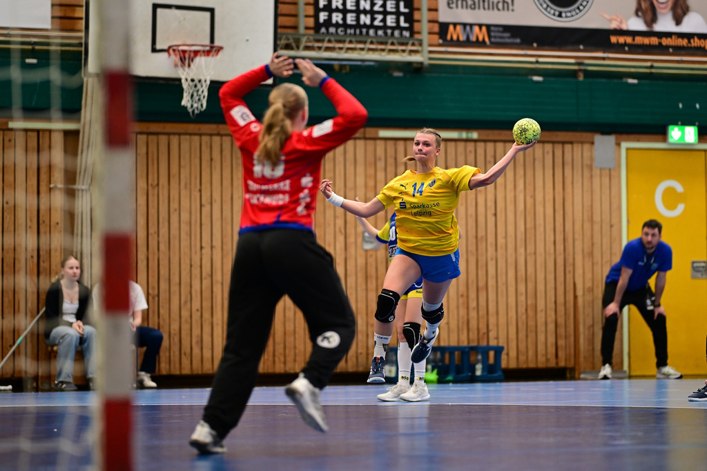 Handball I Juniorinnen I Saison 2024-2025 I Deutsche Meisterschaft I Viertelfinale I Buxtehuder SV - HC Leipzig | Lina Steinecke (16, Buxtehuder SV) Jana Walther (14, HC Leipzig) - Realisiert mit Pictrs.com