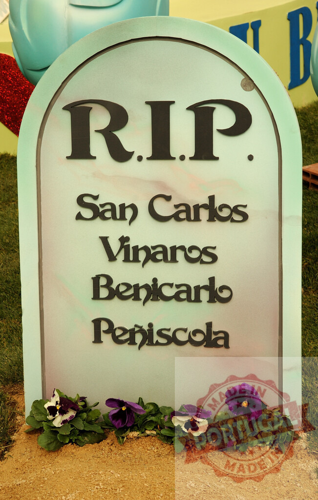 R.I.P. Tombstone with city names and pansy flowers. Fallas Fiestas Communidad Valenciana | Artificial tombstone displaying R.I.P. With San Carlos, Vinaros, Benicarlo, Peñiscola names and flowers - Realized with Pictrs.com