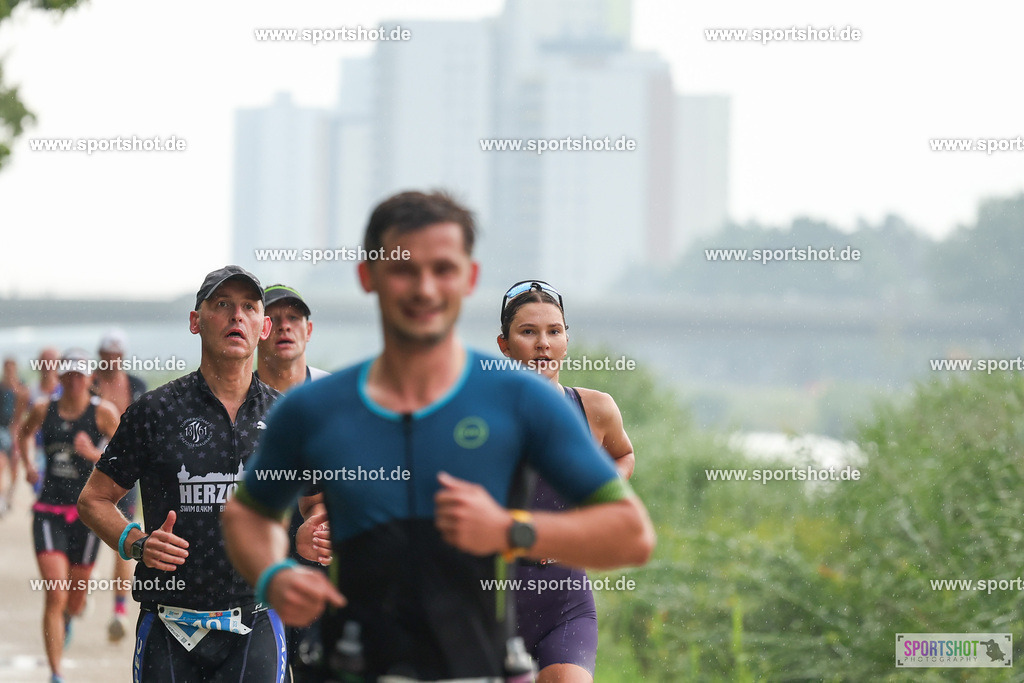 LUR_1245 | 34. M-net Erlanger Triathlon 2025 #erlangertriathlon  #mnettriathlon2025 #mnettriathlon #team #olympischedistanz #mitteldistanz #triathlon #maindonaukanal  #erlangertriathlon2025 #yourpictrs #tv1848 #tv1848erlangen  #triathlonbayern #sportinerlangen #demsportverbunden #sportshot_your_pictrs Copyright: www.sportshot.de
