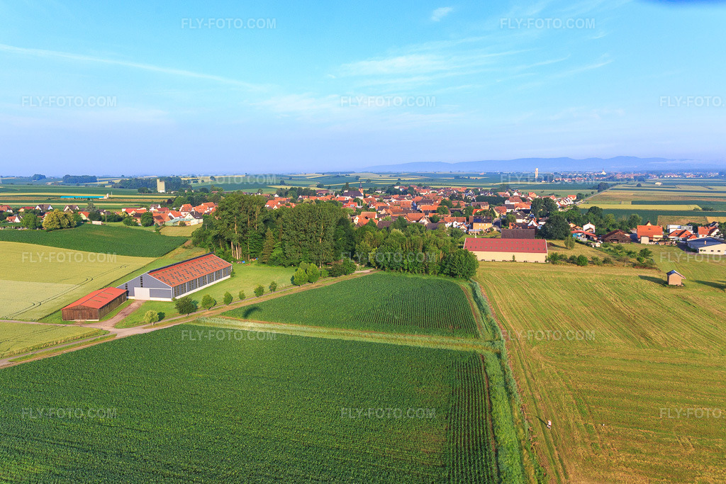 Aerial view: View of the town from the east in Salmbach in the state Bas-Rhin, France. – Photo: IMG_107858.jpg taken on 06/10/2018 by Werner Riehm/FLY-FOTO.com – Resolution of the original: 5030 x 3353 px