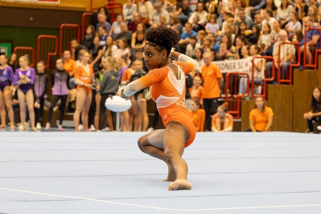 Deutsche Turnliga DTL (Bundesliga) der Frauen, 3. Wettkampftag 2025 in Ketsch***Jaylee Chukwu (TG Karlsruhe-Söllingen) am Boden | Deutsche Turnliga DTL (Bundesliga) der Frauen, 3. Wettkampftag 2025 in Ketsch***Jaylee Chukwu (TG Karlsruhe-Söllingen) am Boden - Realisiert mit Pictrs.com
